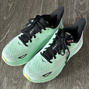 HOKA CLIFTON 9 SNEAKERS